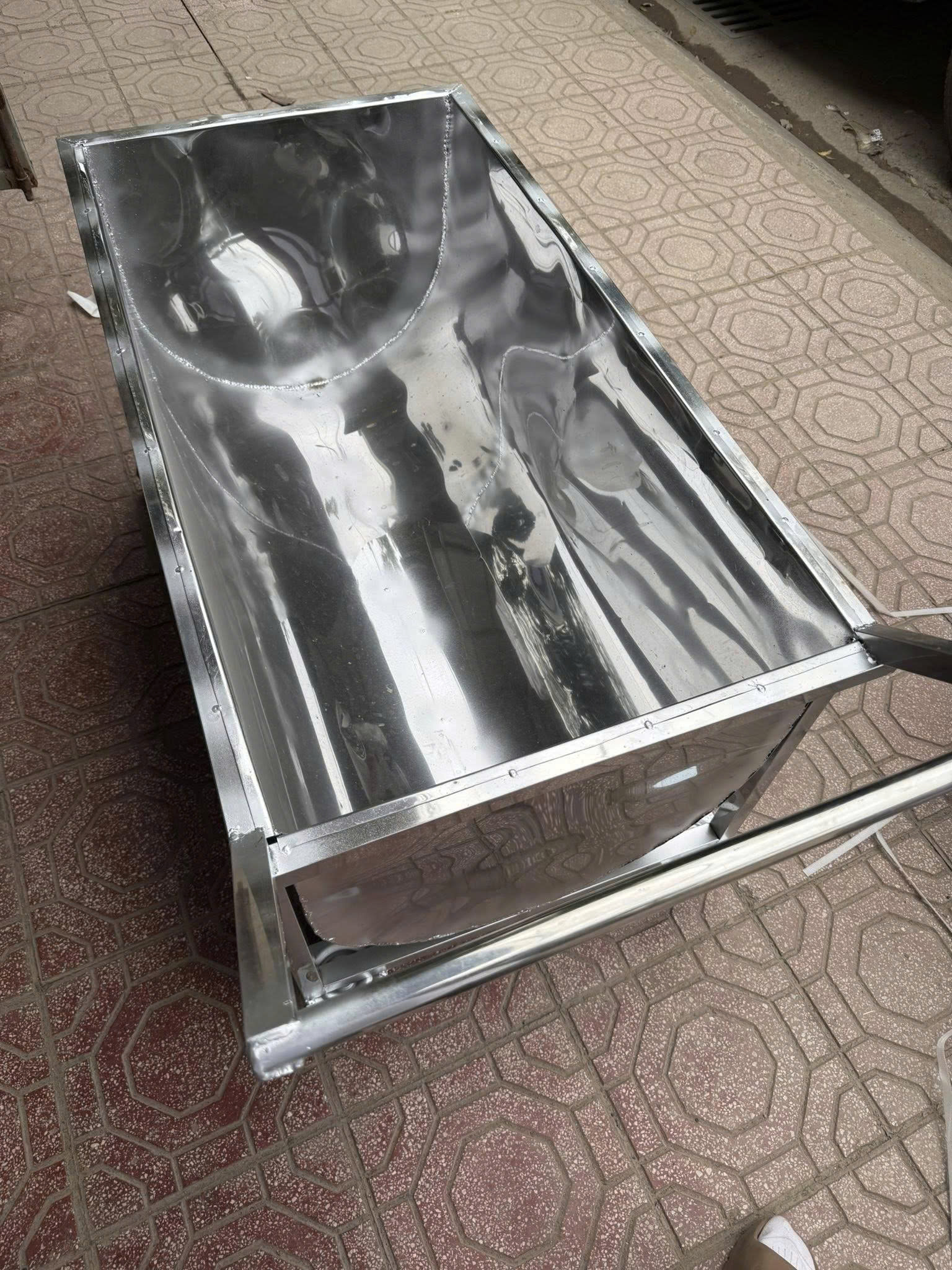 Xe Đẩy Cám: Thiết Bị Cần Thiết Để Tối Ưu Quy Trình Chăm Sóc Vật Nuôi