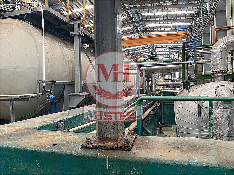 Chân cột thép lắp trên bệ trong nhà xưởng