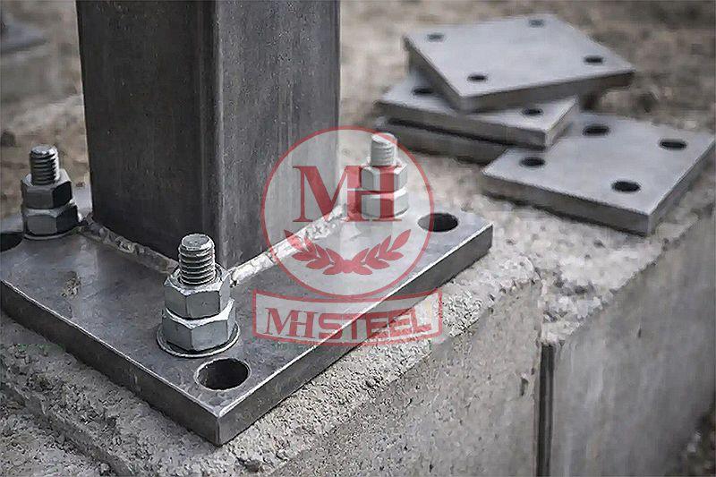 Bản mã chân cột hàn vào cột thép, bắt bu lông neo vào móng