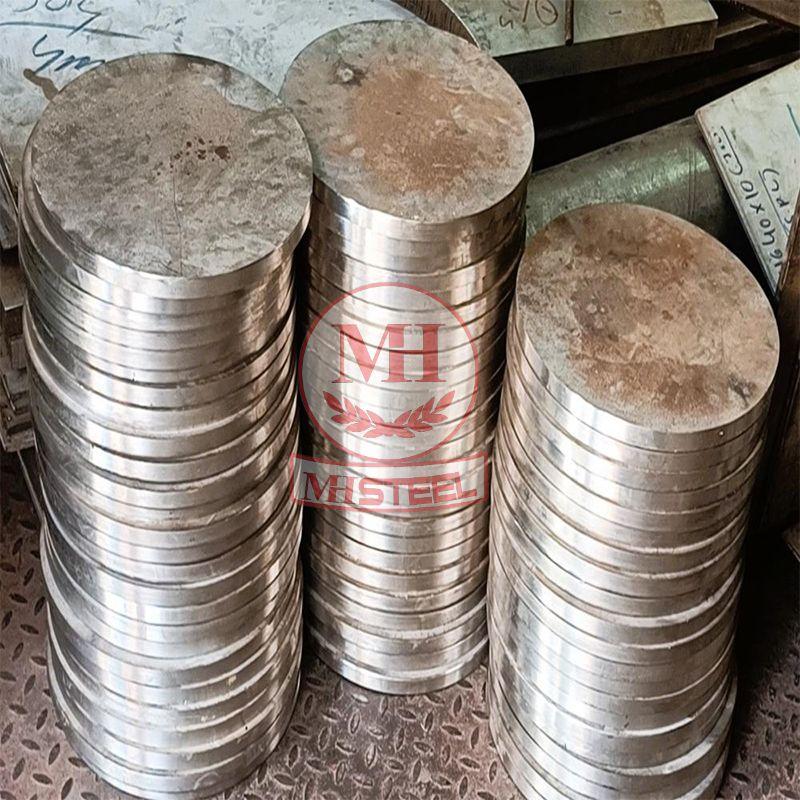 Bản mã inox tròn đặc xếp chồng