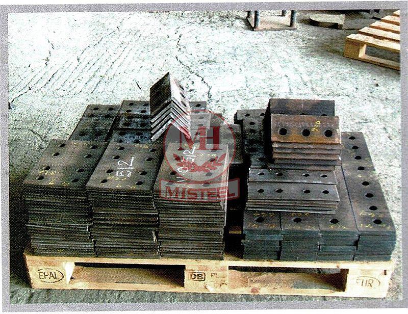 Các tấm bản mã thép khoan lỗ xếp trên pallet tại kho