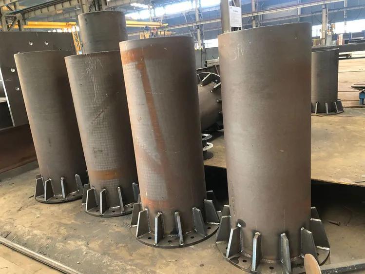 Cột ống thép hàn bản mã tròn có sườn gia cường