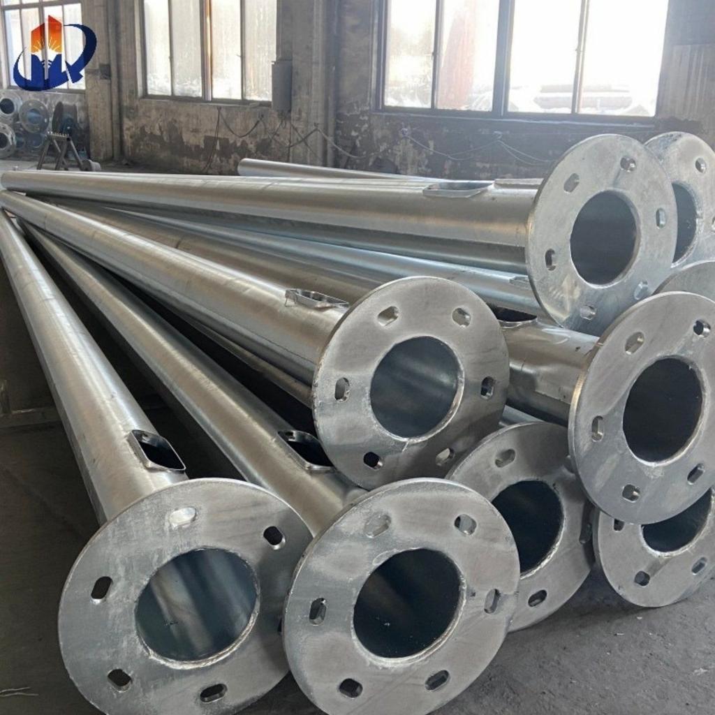 Cột đèn thép với bản mã tròn ở chân