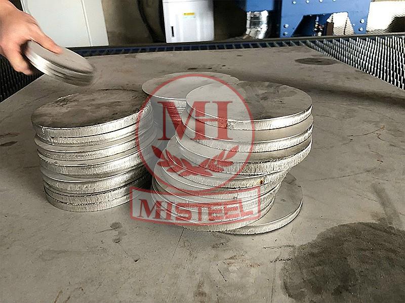Bản mã tròn thép đặc xếp chồng sau khi cắt