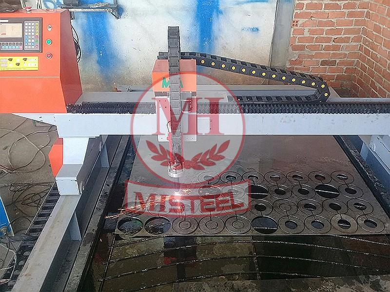 Máy cắt CNC đang cắt bản mã tròn có lỗ giữa