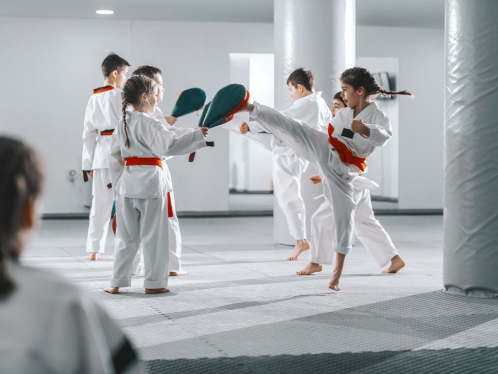 Con gái nên học võ Karate hay Taekwondo
