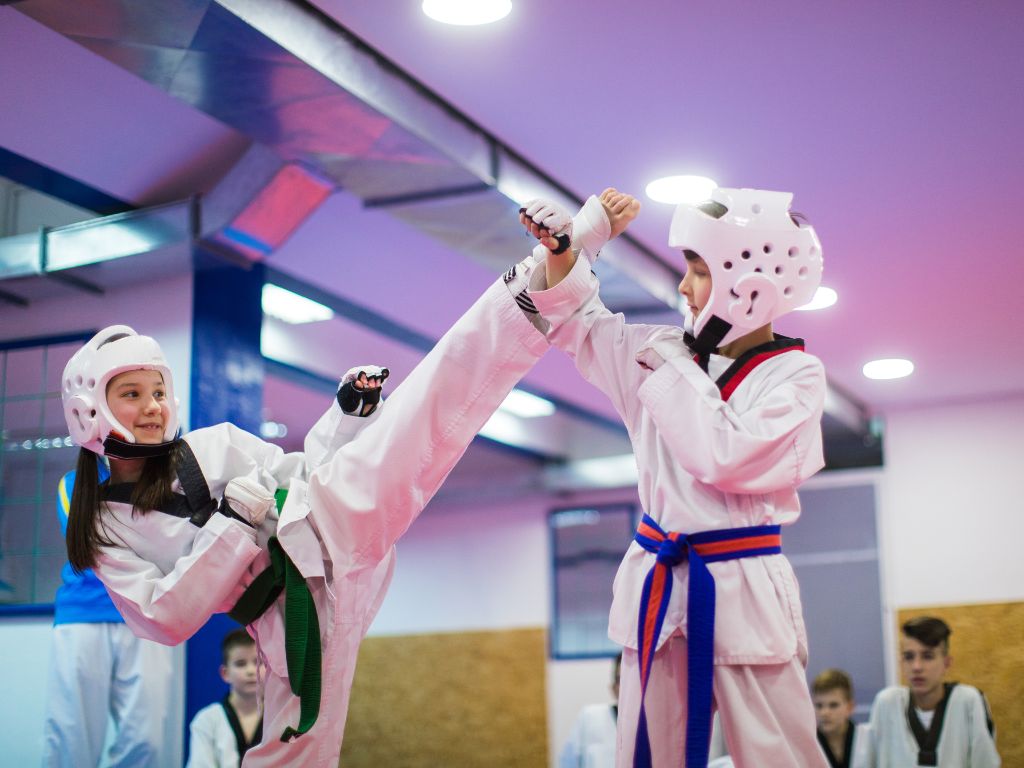 con gái nên học võ Karate hay Taekwondo