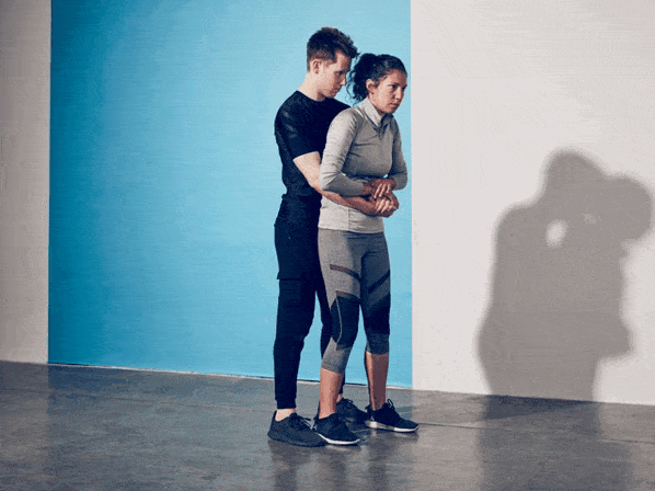 tự vệ khi bị khống chế từ phía sau