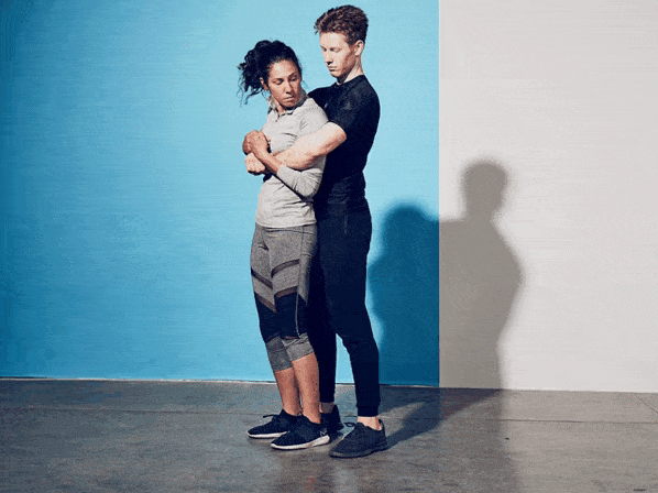 tự vệ khi bị khống chế từ phía sau