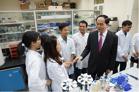 Chủ tịch nước Trần Đại Quang đến thăm Phòng thí nghiệm Trọng điểm Công nghệ Enzym và Protein