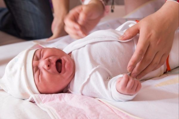 Dùng bỉm quá lâu vì “tiếc” có thể gây hại da bé như thế nào?
