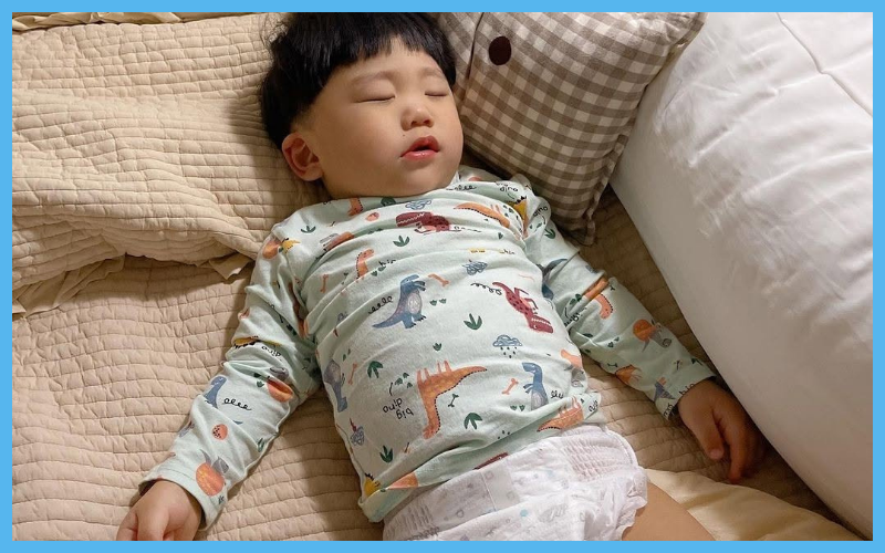 Bé đi tiểu nhiều ban đêm mẹ nên chọn bỉm như thế nào