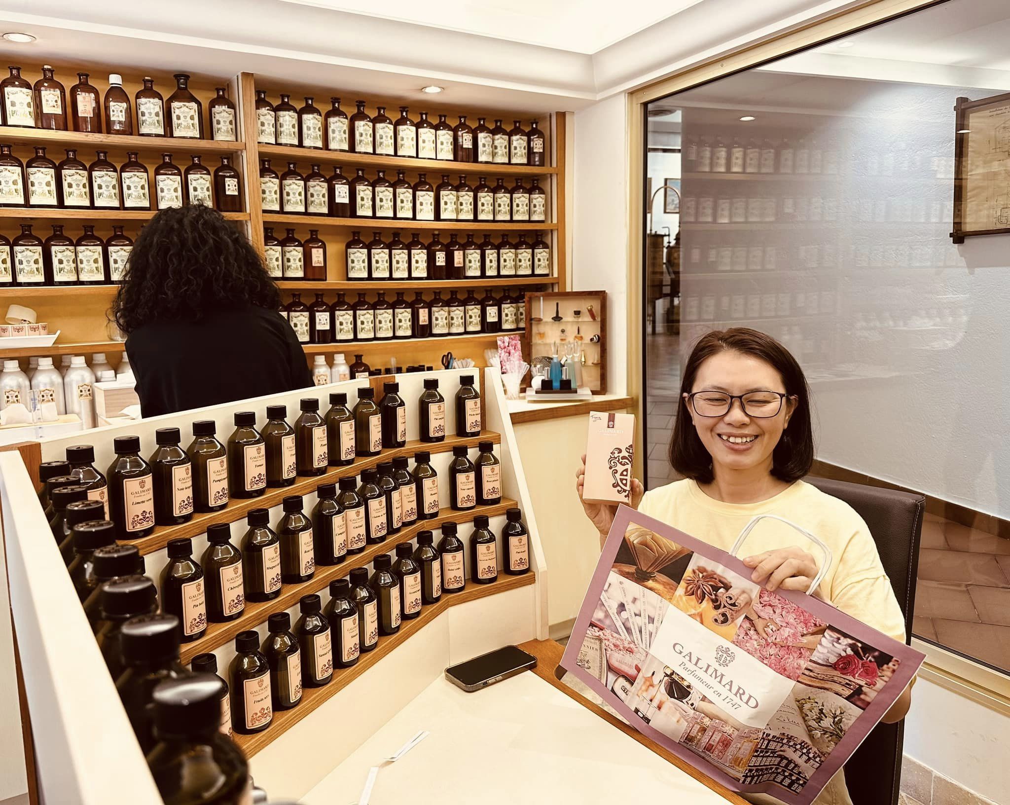 TRẢI NGHIỆM TẠI CƠ SỞ NƯỚC HOA LÂU ĐỜI TẠI PHÁP