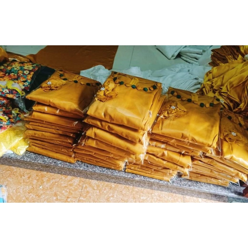 Áo dài màu vàng đính cúc và đính hoa, tay von tơ bồng  tạo điểm nhấn cuốn hút - Áo Dài Đan Linh