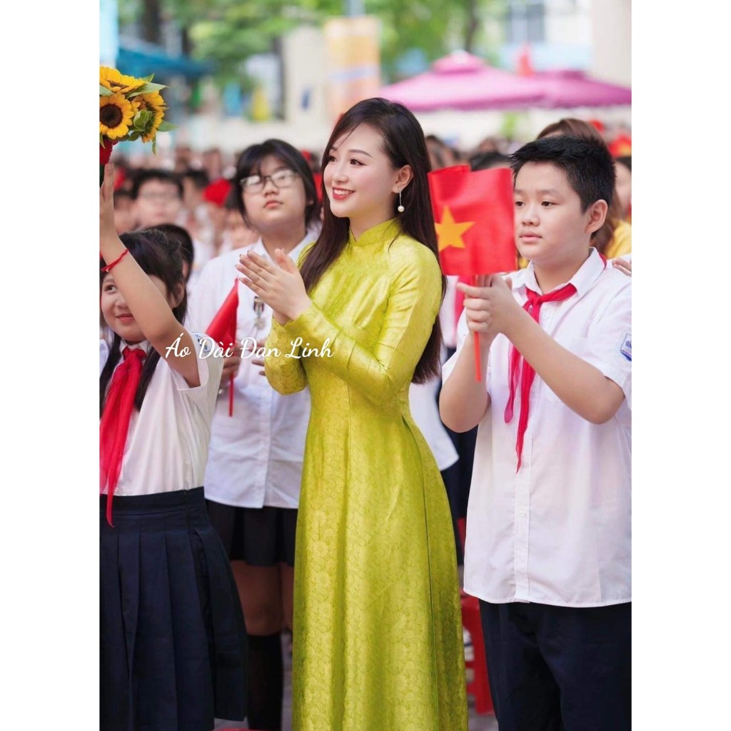 Áo dài gấm cao cấp màu cốm mẫu cô gáo Hà Thành - Áo Dài Đan Linh