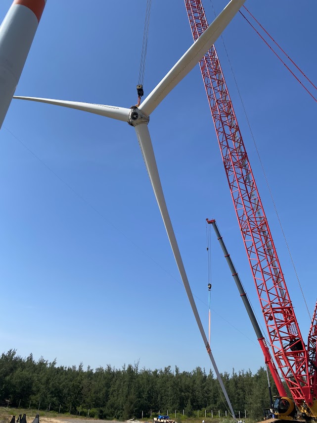 Sửa chữa cánh turbine GE 116-2.4MW tại nhà máy điện gió Phương Mai 1.