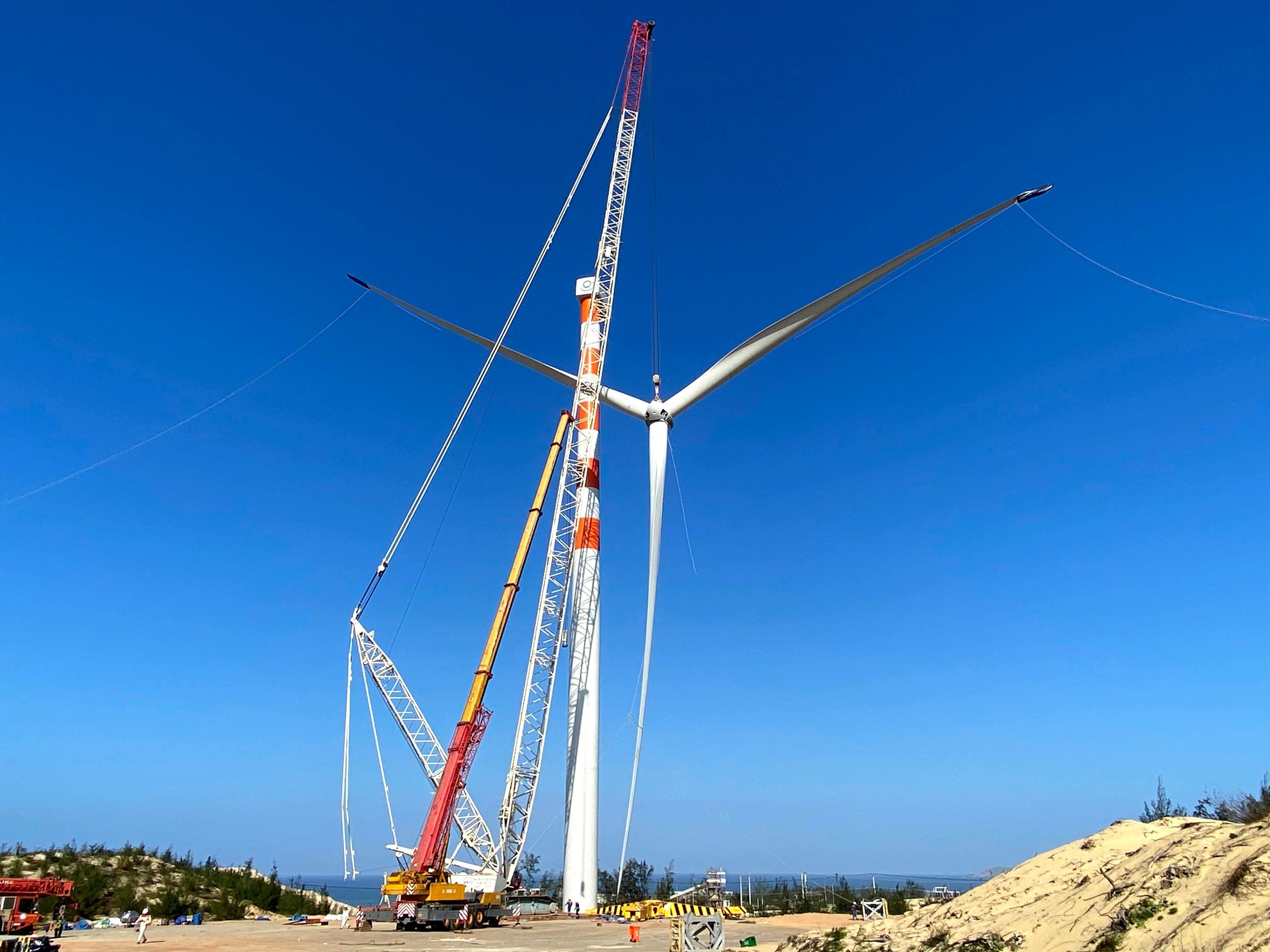 Lắp Dựng Nhà Máy Phong Điện Phương Mai 1