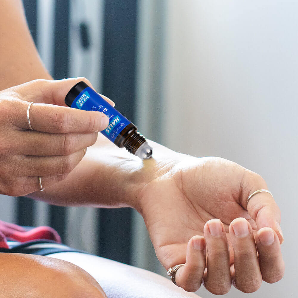 Dầu dạng lăn HALLS tinh dầu nguyên chất hương Bạc Hà - by Sparoom