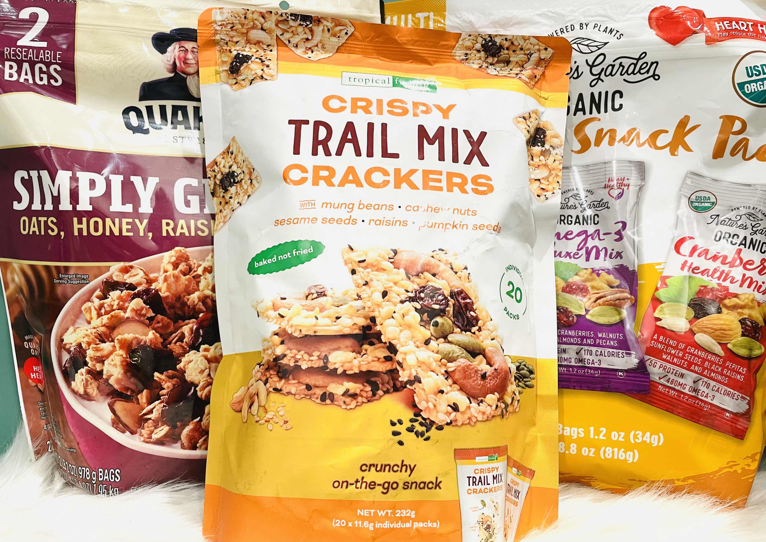 Crispy Trail Mix Crackers Tropical Fields 232g - Bánh ngũ cốc hạt sấy siêu ngon  ( gói 20 cái)