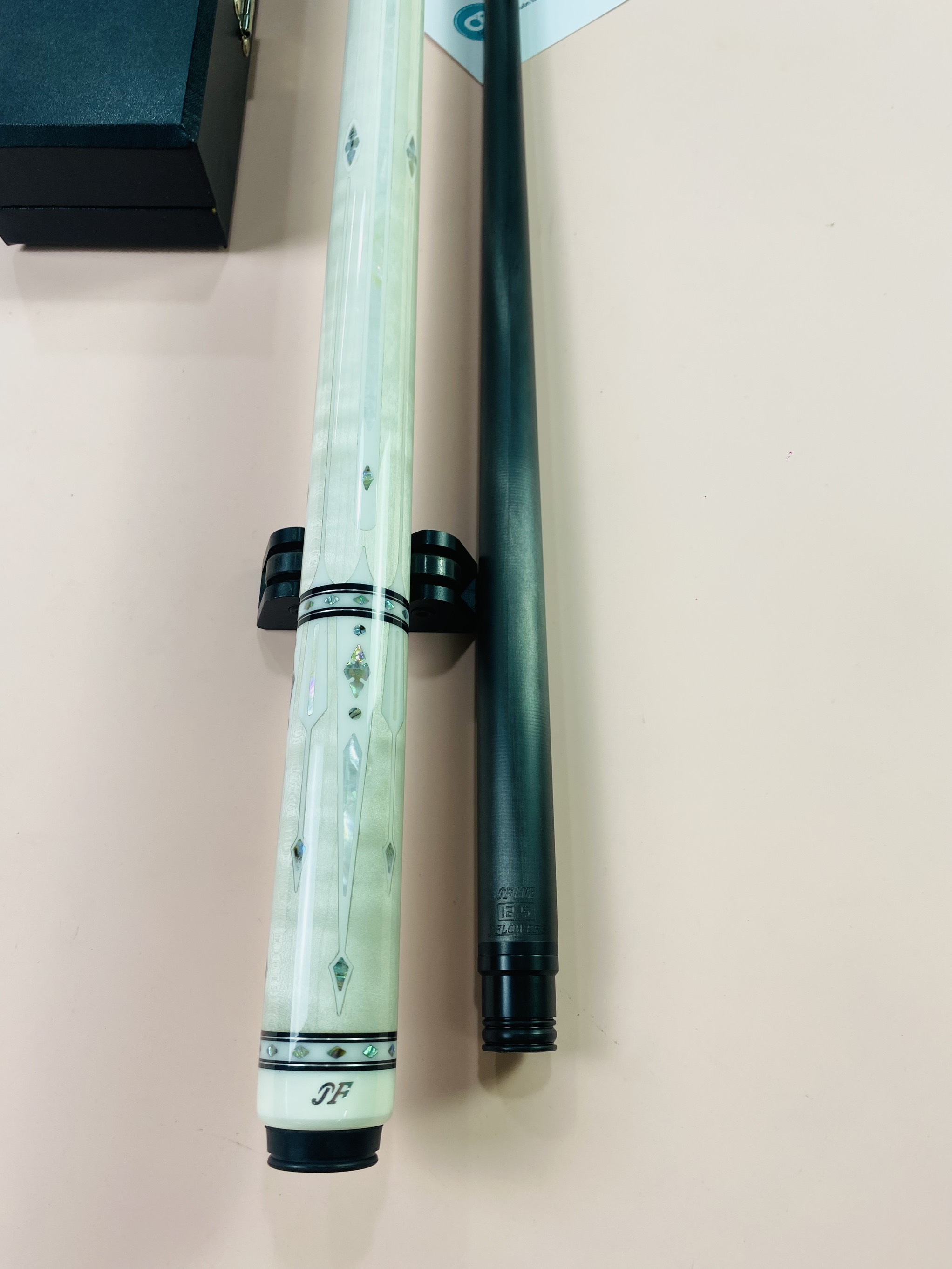 cơ bida lỗ JFLOWER F600 ( chuổi ghép khảm họa tiết bào ngư + ngà voi 100% )