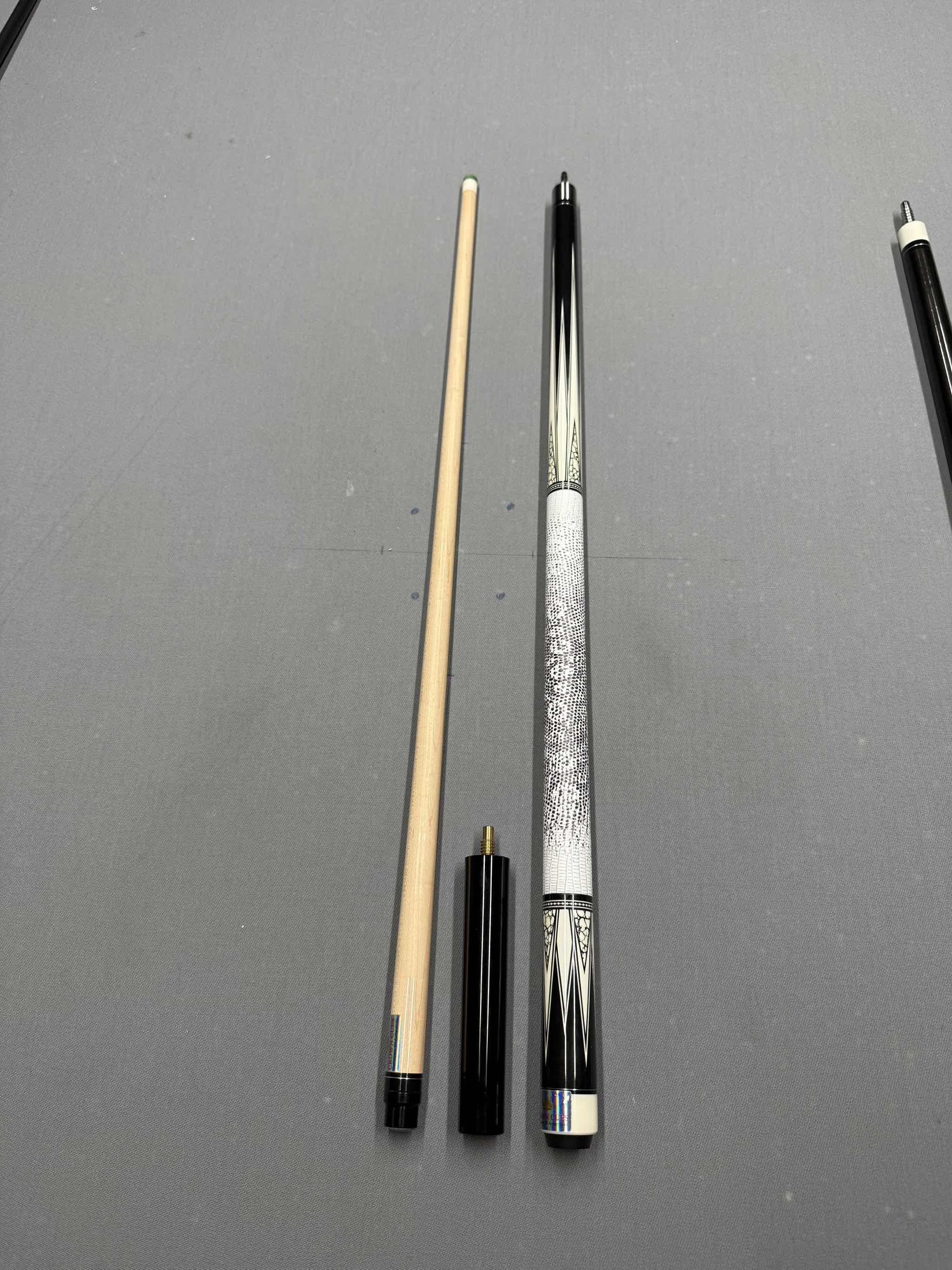 Cơ bida lỗ Crown Cues Bassic 01,02,03( tặng kèm 9 món pk và sách bida cơ bản + SƠ CẤP ) ( độc quyền tại CÒ BILLIARD )