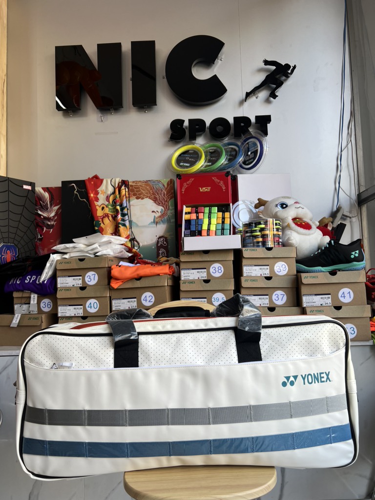 Túi Cầu Lông Yonex 239BT003U Trắng Kẻ Xanh - Gia Công