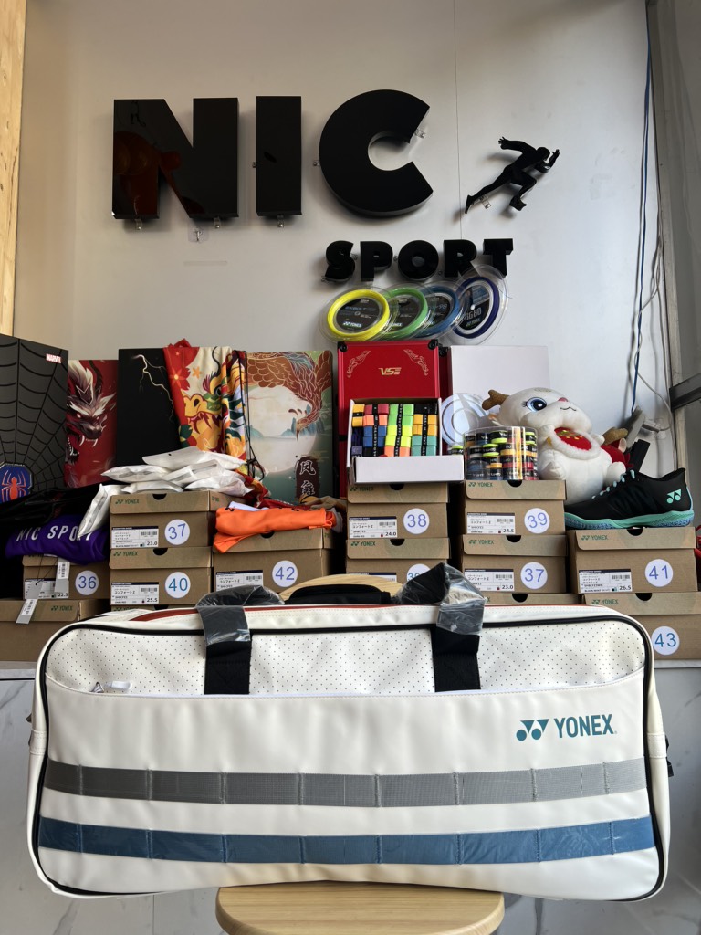 Túi Cầu Lông Yonex 239BT003U Trắng Kẻ Xanh - Gia Công