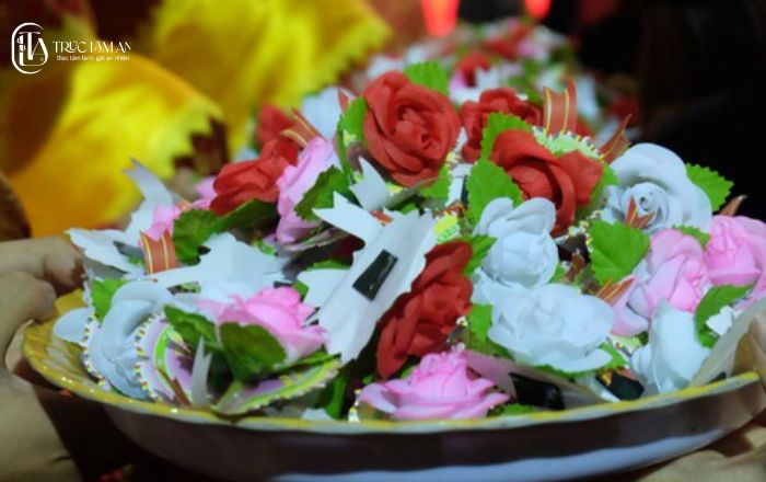 Biểu tượng bông hồng cài áo trong Vu Lan: Nguồn gốc, ý nghĩa