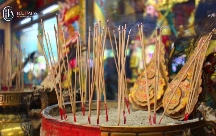 Cách rút bớt chân hương và vệ sinh bàn thờ đúng cách