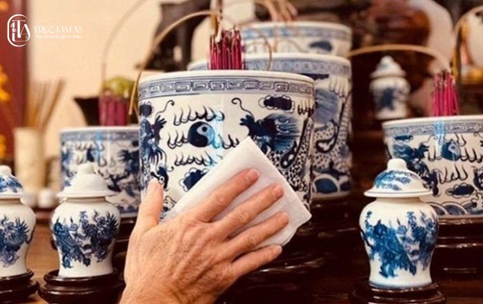 Lau bàn thờ bằng nước gì để đón phước lành, may mắn