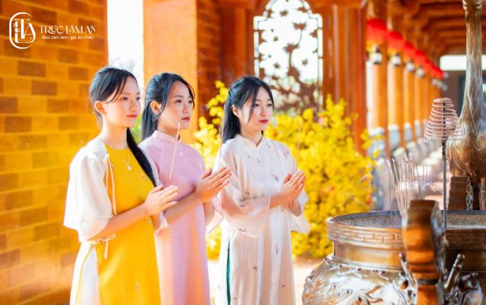 Tải ngay văn khấn đi chùa cầu tài lộc, sức khỏe cho gia đình