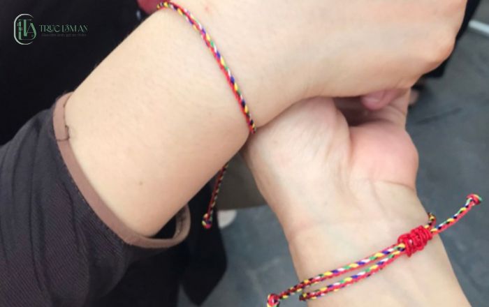 Vòng tay đôi nam nữ: Biểu tượng của tình yêu và sự gắn kết