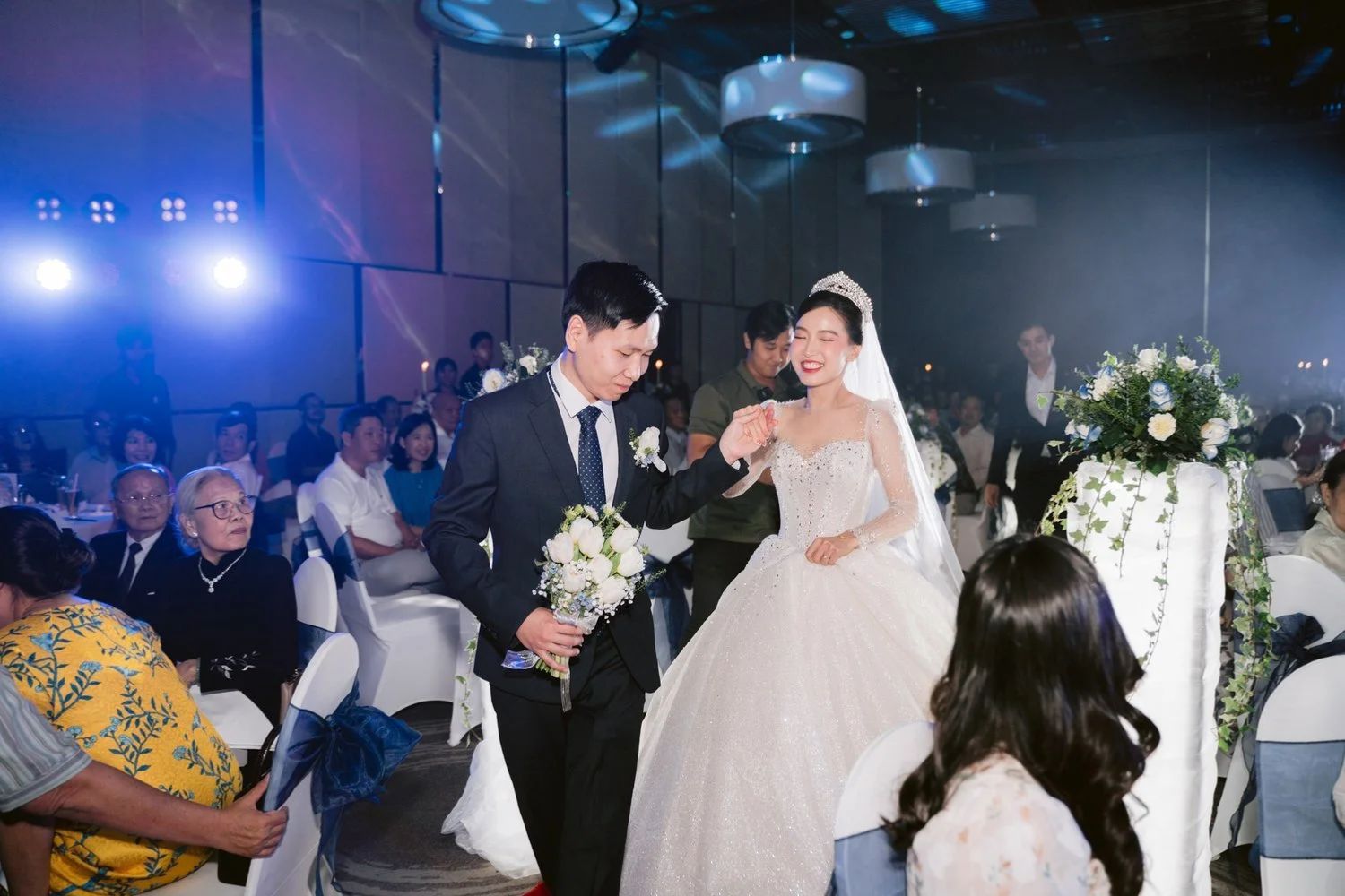 Lễ cưới được tổ chức tại tư gia hoặc nhà hàng tiệc cưới sang trọng