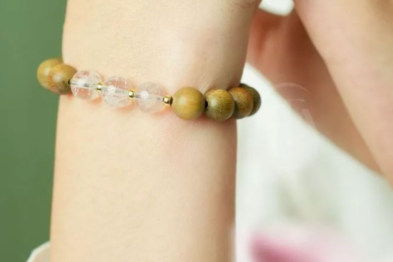 Mệnh Kim nên đeo vòng tay phong thuỷ màu trắng 