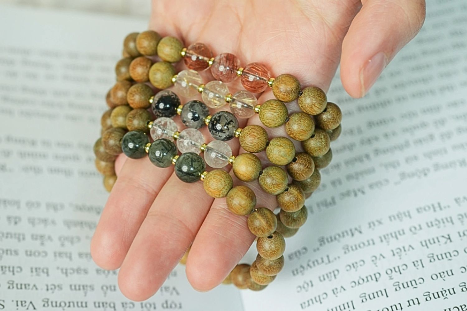 Mệnh Mộc có thể sử dụng vòng tay ngũ hành màu xanh lá hoặc xanh dương (Thuỷ sinh Mộc)