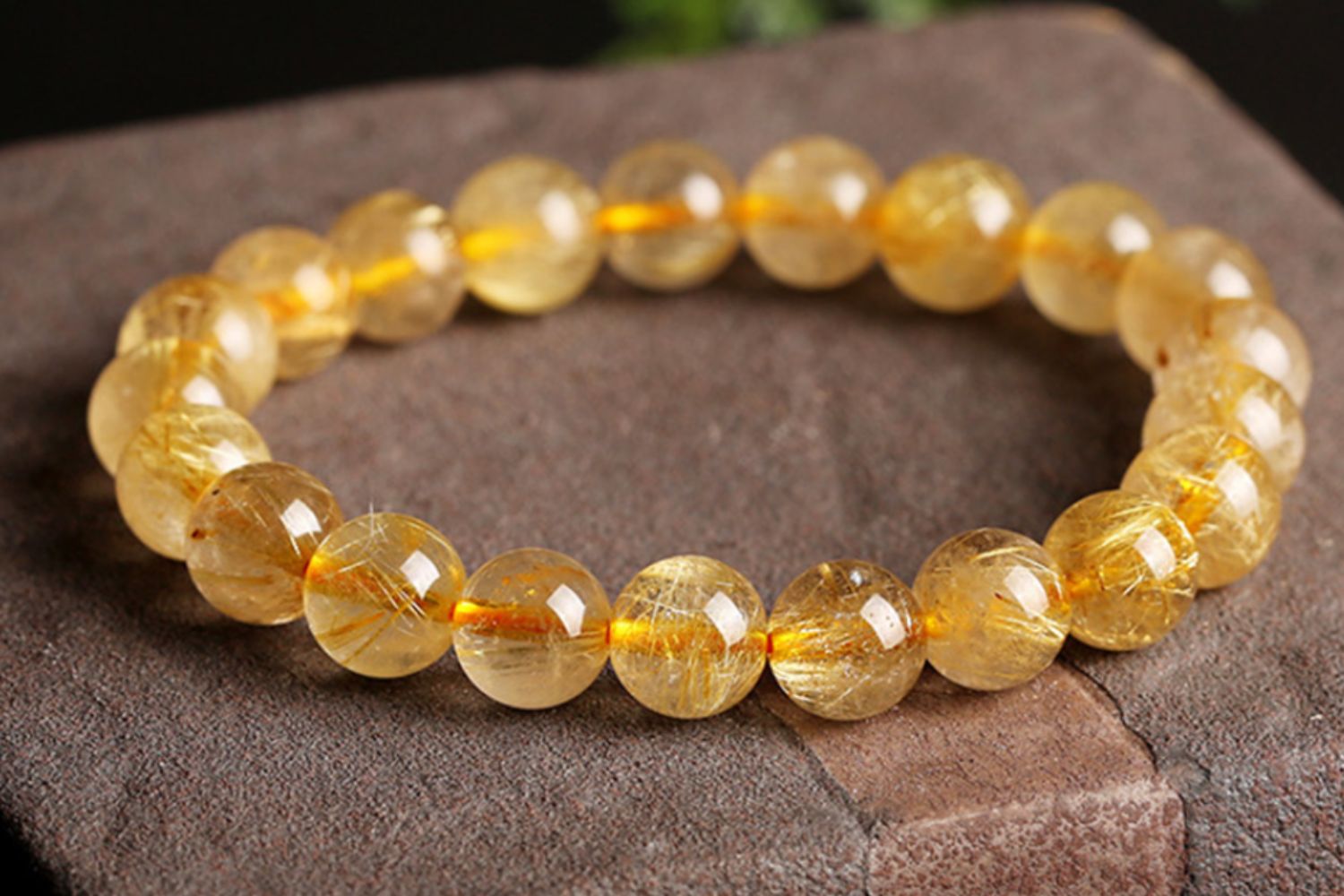 Mệnh Thổ phù hợp với màu vàng, nâu