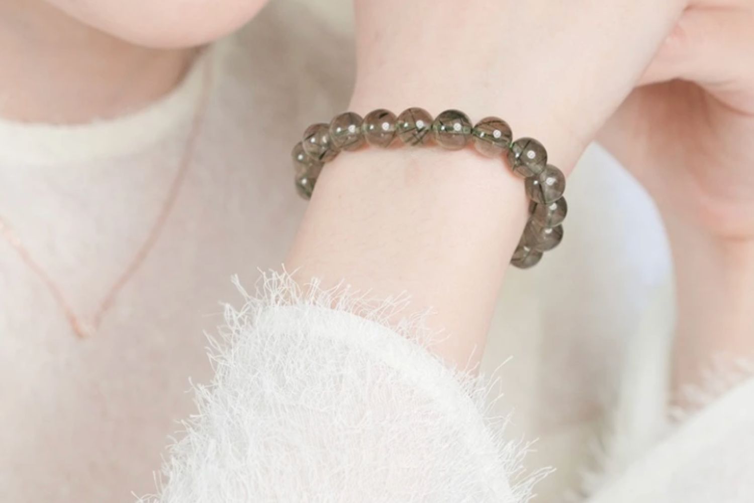 Mệnh thuỷ đeo các loại vòng phong thuỷ màu đen, xanh nước biển