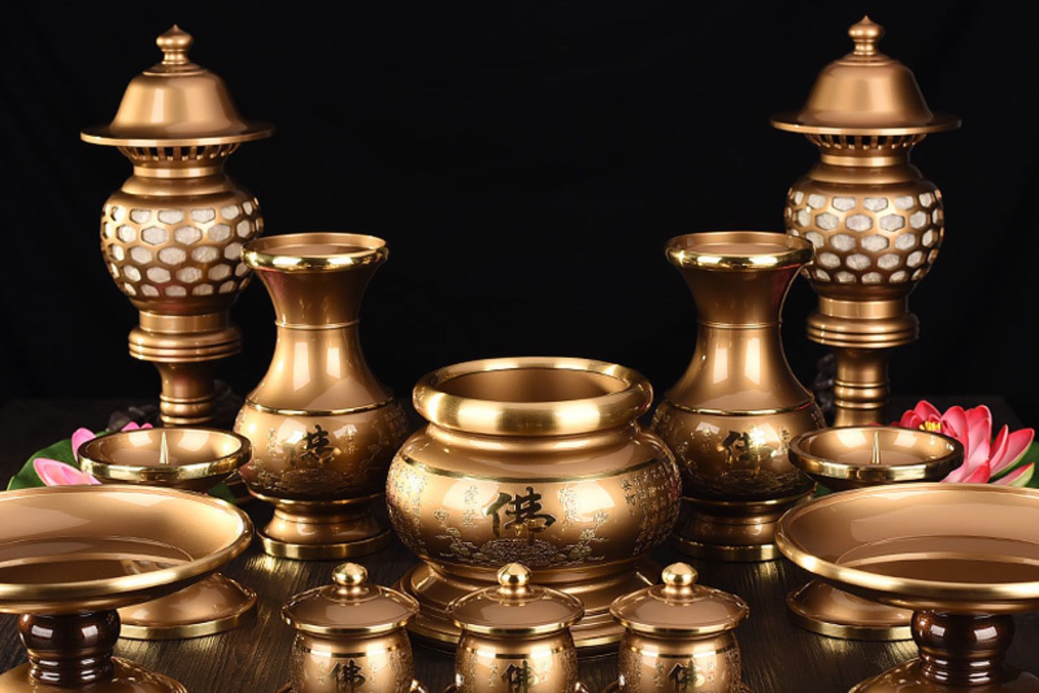 Nhiều nơi bán bát hương kèm bộ đồ thờ 