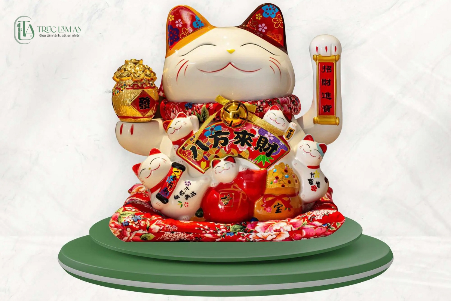 Sự hiện diện của chú mèo nhỏ nhắn này không chỉ tạo điểm nhấn trang trí mà còn khơi gợi niềm tin và năng lượng tích cực cho gia chủ.