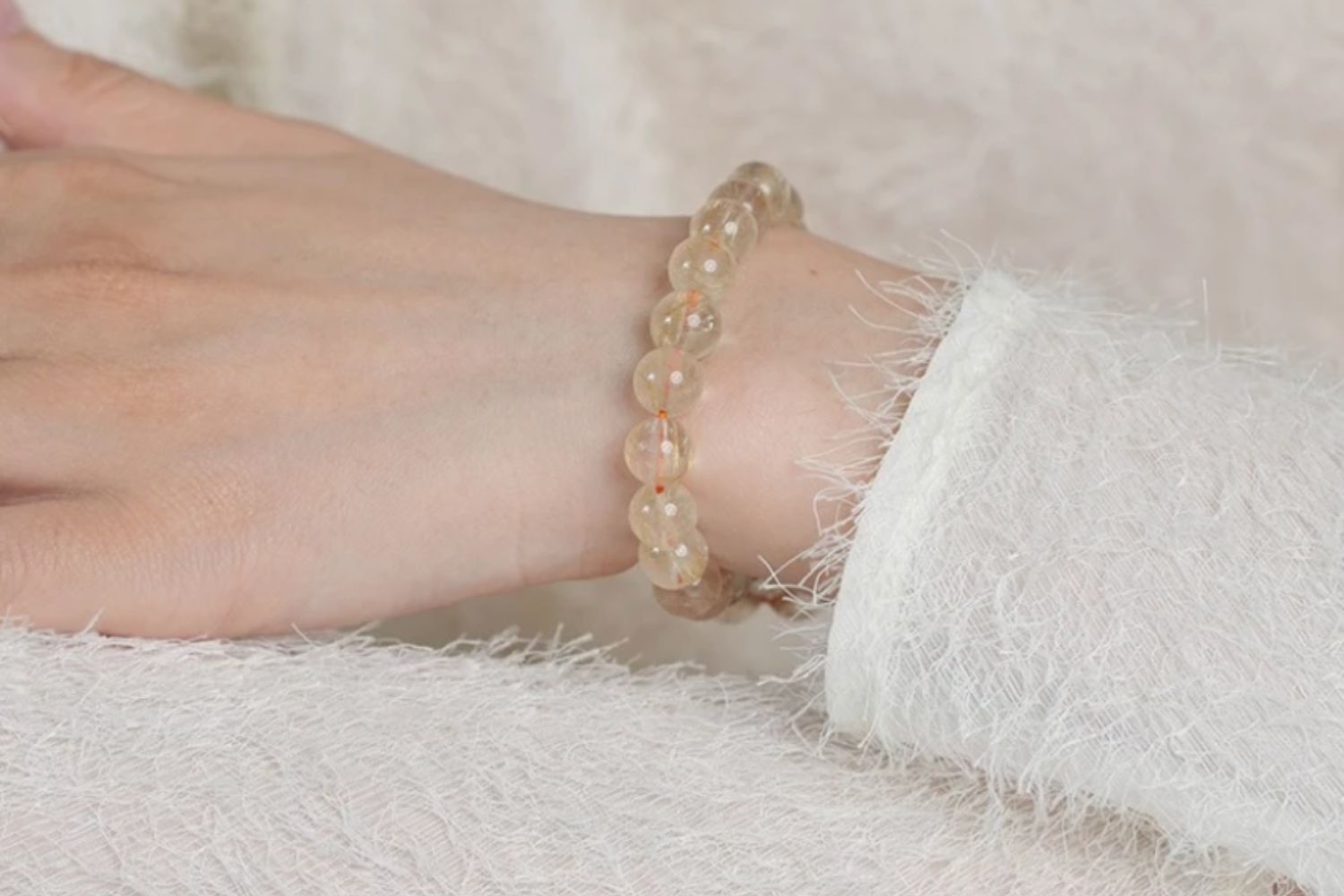 Vòng phong thuỷ cho mệnh Thổ màu vàng ý nghĩa