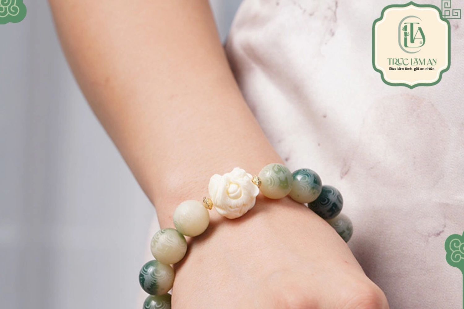 Vòng tay bạch ngọc bồ đề được chế tác từ hạt cây lá bối mang ý nghĩa Phật giáo sâu sắc