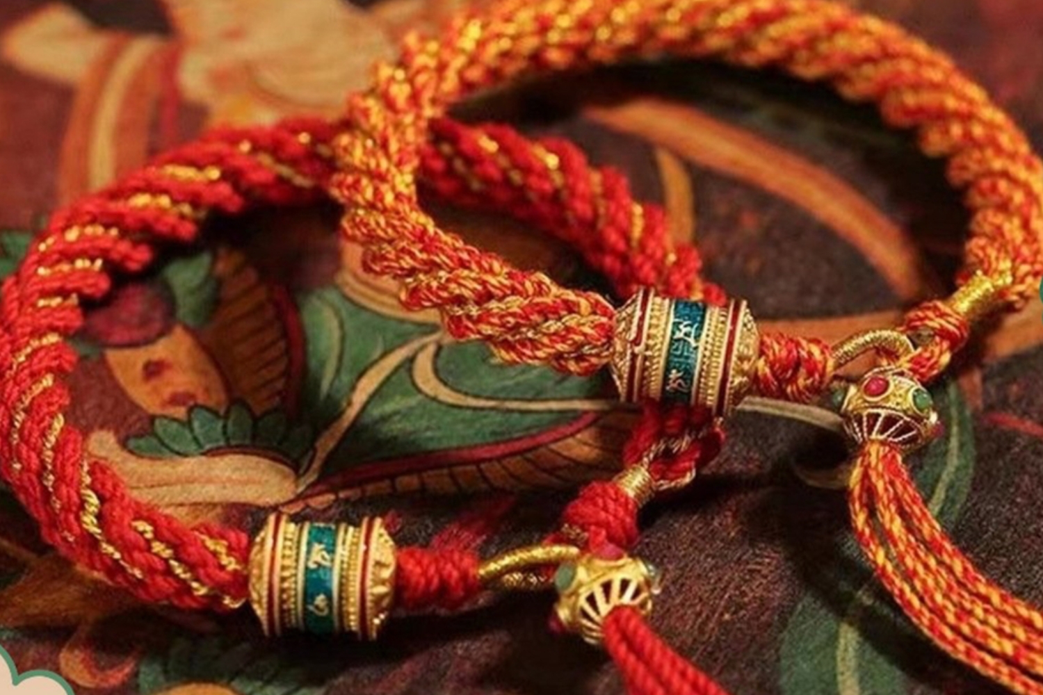 Vòng tay chỉ đỏ charm kinh luân là trang sức hộ mệnh ý nghĩa