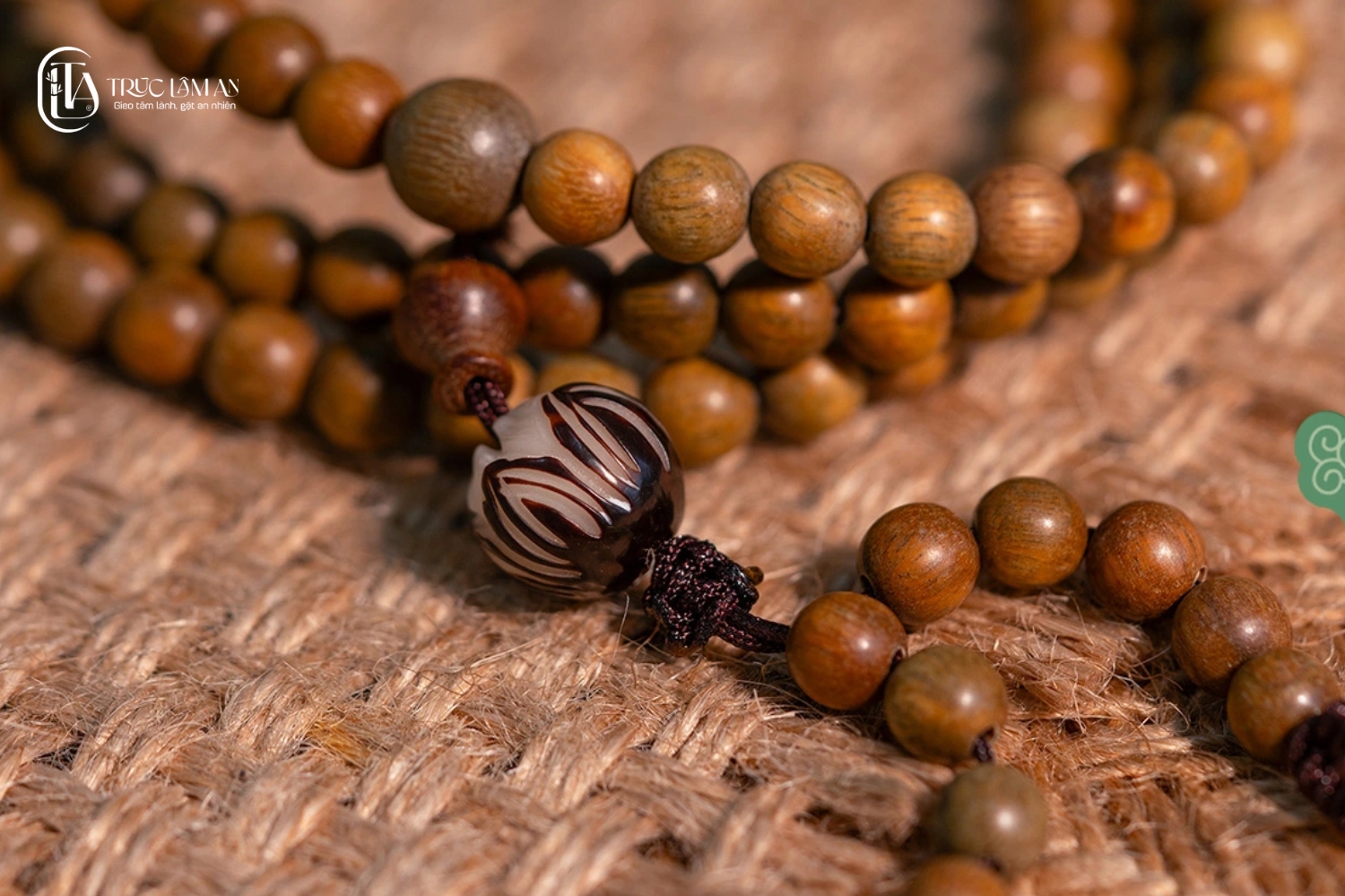 Vòng tay gỗ đàn hương với hương thơm dịu nhẹ, xoa dịu tinh thần