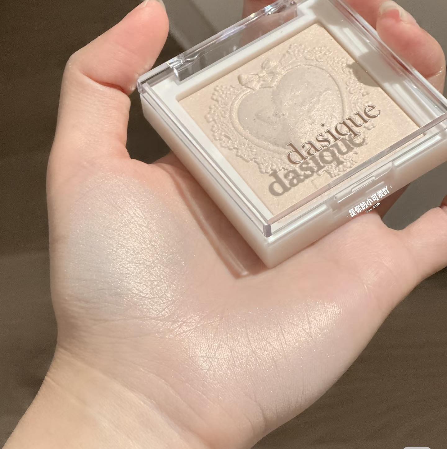 Phấn bắt sáng Dasique Luxe Glow Highlighter - 01 Shine Beige