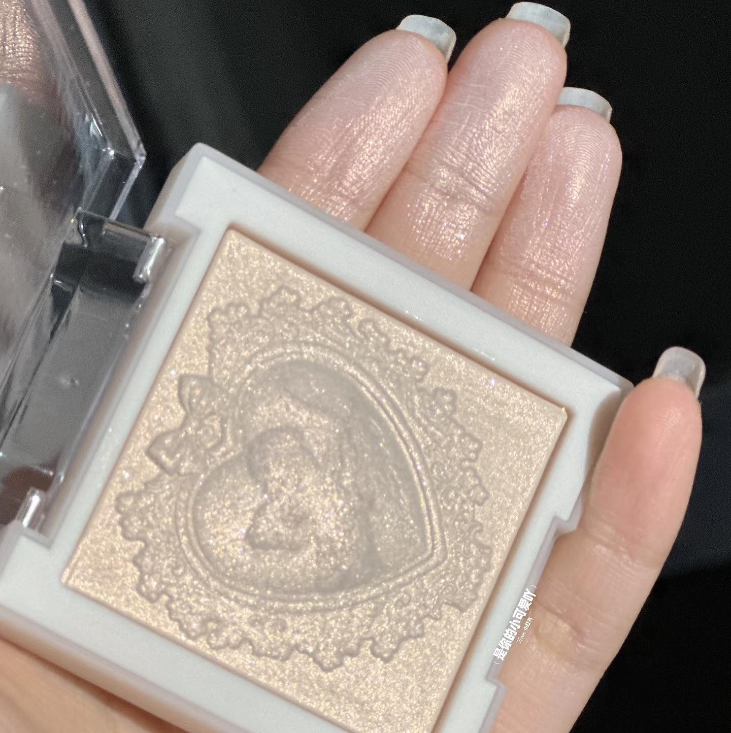 Phấn bắt sáng Dasique Luxe Glow Highlighter - 01 Shine Beige