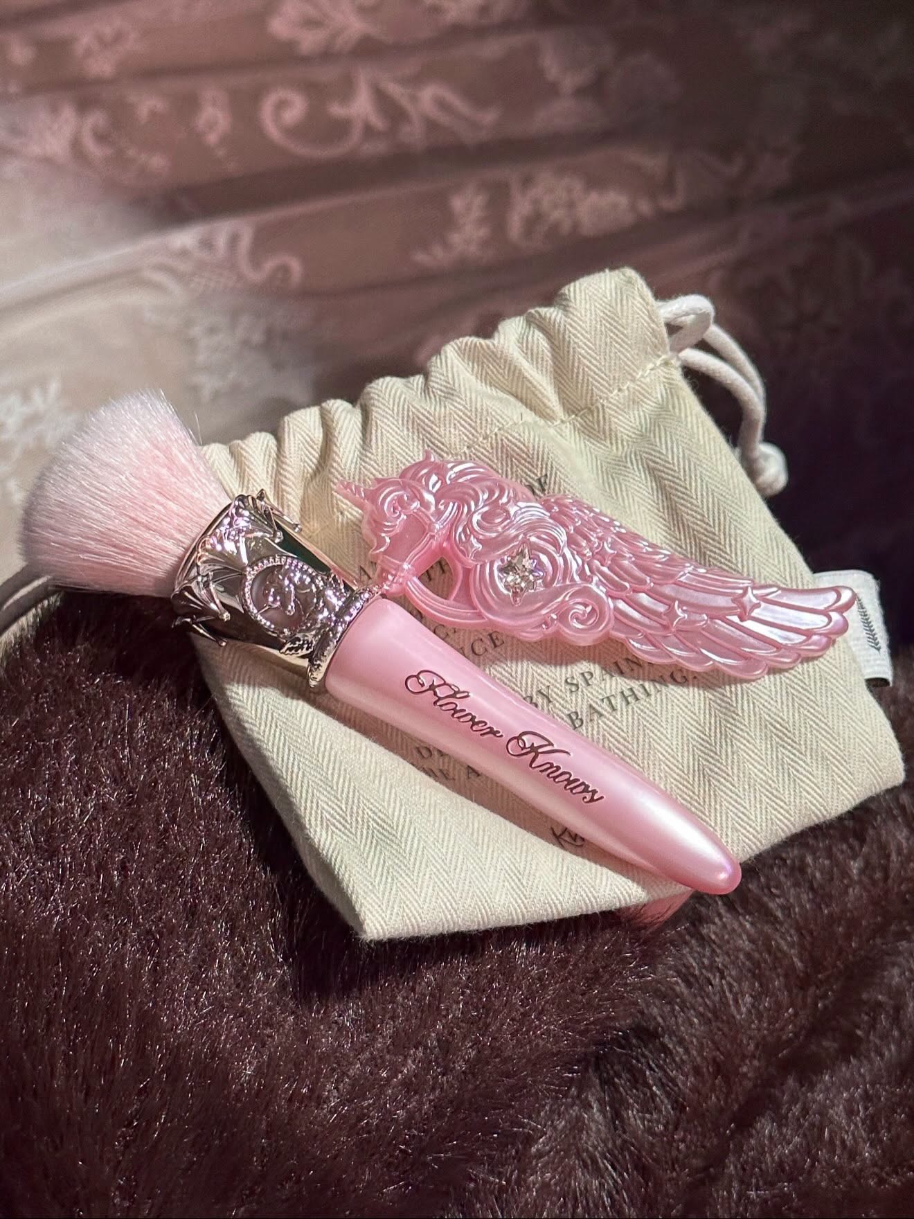 Cọ má hồng Flower Knows Knight Unicorn Angled Blush Brush - CRYSTAL PINK
