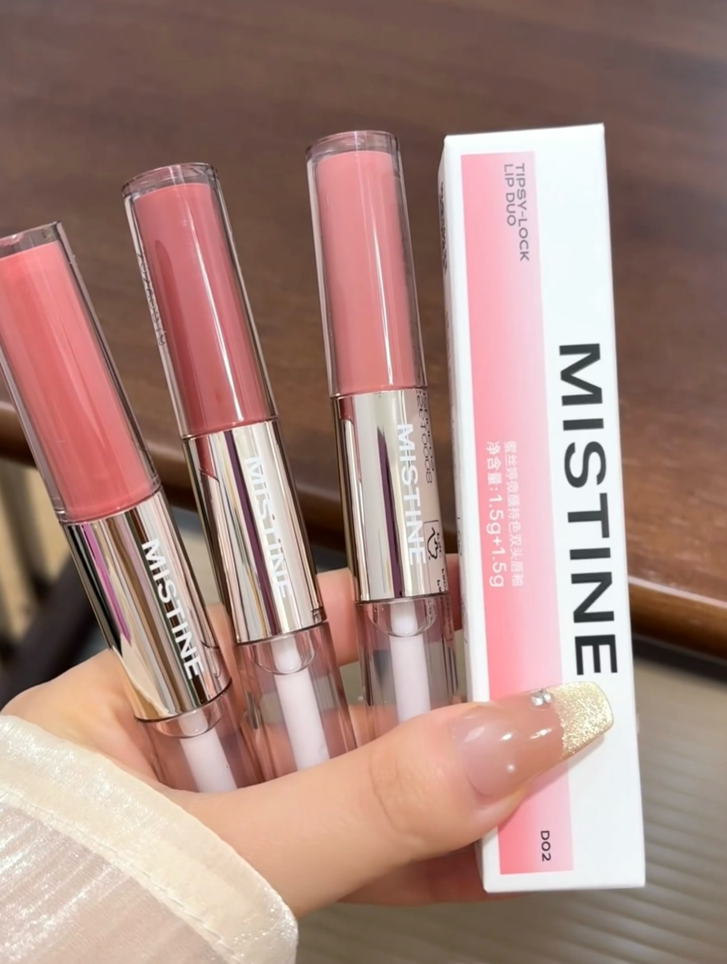 Son Mistine 2 đầu Tipsy-Lock Lip Duo - màu D04