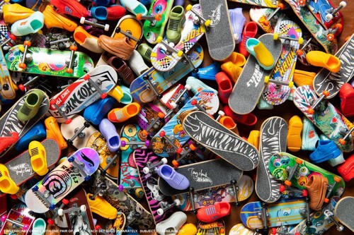 Mattel - Hot Wheels Skate Tony Hawk Tricked Out Pack, Fingerboard and Shoes (Large Item, Toy Car)