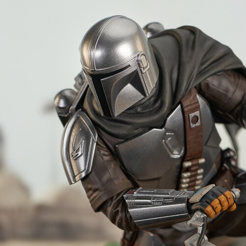 Diamond Select Toys Llc - Sw Mandalorian Premier Coll Din Djarin withSpeeder Bike Statue (Large Item, Statue, Collectible)