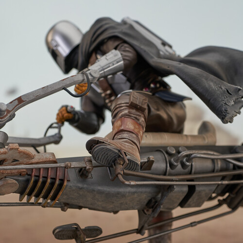 Diamond Select Toys Llc - Sw Mandalorian Premier Coll Din Djarin withSpeeder Bike Statue (Large Item, Statue, Collectible)